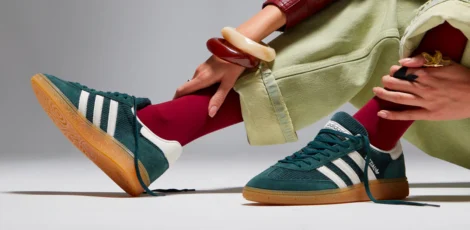 hosen mit hochgekrempelten hosenbeinen