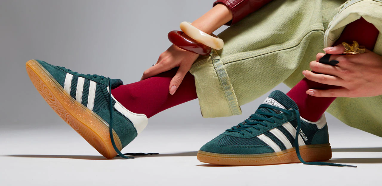 hosen mit hochgekrempelten hosenbeinen