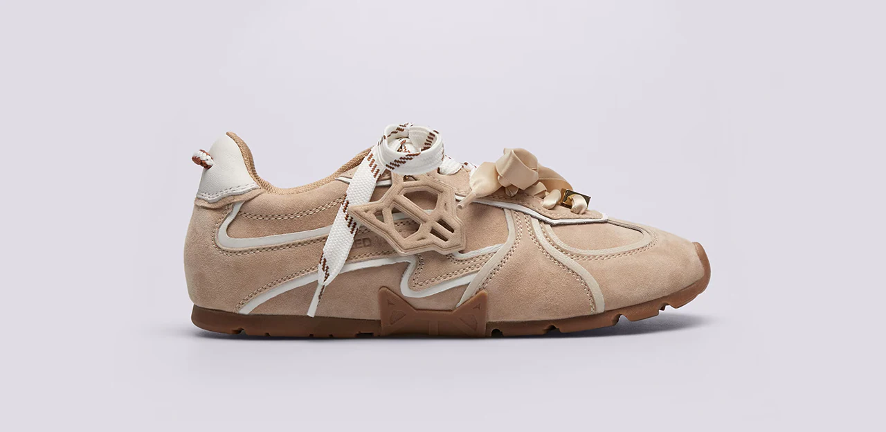 Schuhe für ein beiges Kleid